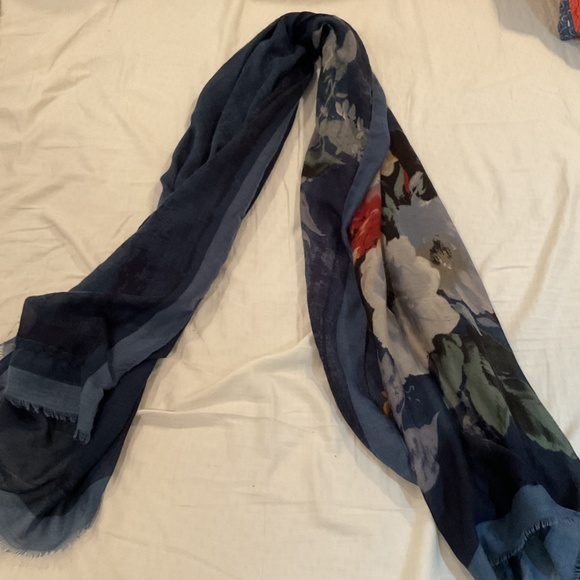 Stunning floral scarf - Picture 2 of 4